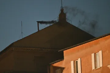 Prvi dan konklave gotov, izašao je crni dim. Vatikan objavio dva razloga kašnjenja: Evo što slijedi