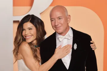 Dok milijarderi slave, drugi protestiraju: Zbog gnjeva puštene jezive lutke u obliku Jeffa i zaručnice