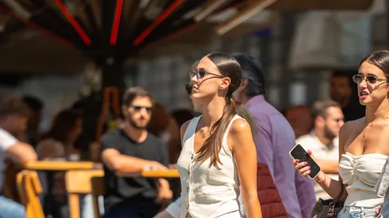 Djevojka u ljetnoj suknjici pokazala duge noge: Samouvjereno pro&scaron;etala &scaron;picom