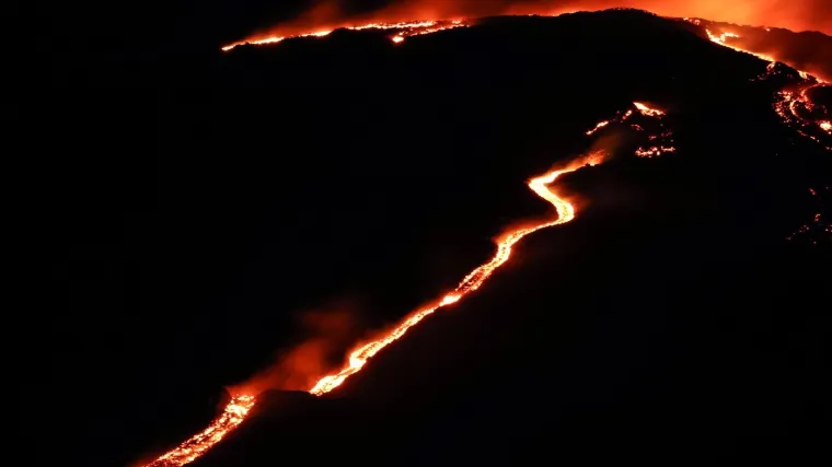 Etna opet bljuje vatru i pepeo: Pogledajte fantastične fotografije noćne erupcije