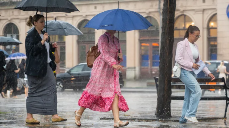 Ki&scaron;ni dan nije ih zastra&scaron;io: Građani iza&scaron;li na ulice i normalno obavljali sve aktivnosti