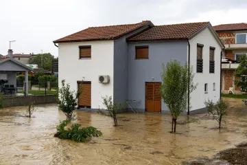 Ceste postale blatne kaljuže, a dvori&scaron;ta bazeni: Nevjerojatne scene nakon nevremena u Istri