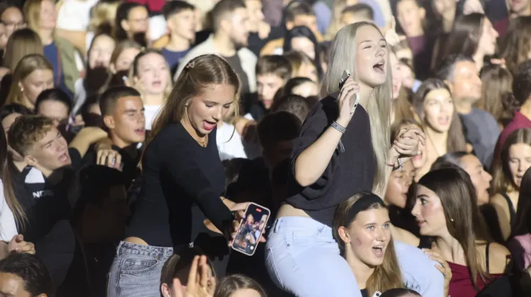 Atraktivne cure plijenile pažnju na Plavom orkestru: Pogledajte tko je sve bio u prvom redu