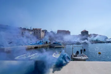 Došetali se i šou je počeo: Bad Blue Boys obojili rivu u plavo!