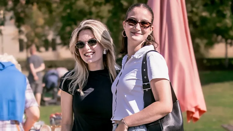 Kada su se pojavile, antikviteti su pali u zaborav: Dvije zgodne dame osmjesima zasjenile Sajam