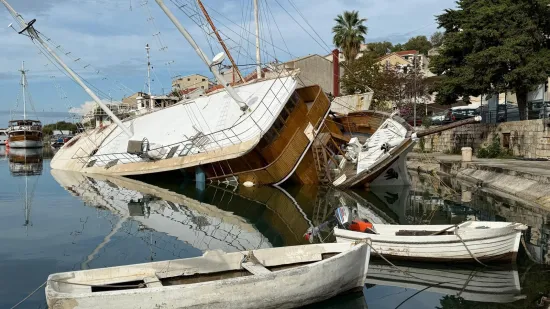 Ljudi u panici skakali iz tonućeg broda kod Omi&scaron;a: Prvo se nagnuo, a onda je prodrla voda...