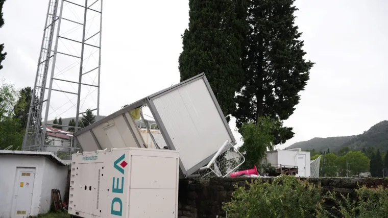Stadion Zrinjskog uni&scaron;ten: Klupe letjele 150 m, vjetar polomio gol, a samo srećom izbjegnute su ljudske žrtve