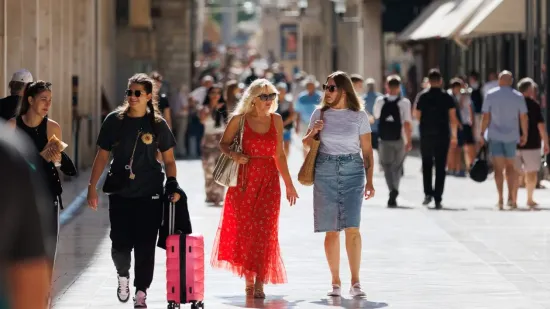 Crveno joj stoji kao saliveno: Plava dama u lepr&scaron;avoj haljini plijenila poglede gdje god je stigla