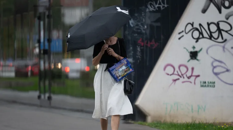 U moru ki&scaron;obrana istaknula se ona: Zagrepčanka u bijeloj suknji i crno-bijelim &scaron;tiklama pravi je modni pogodak