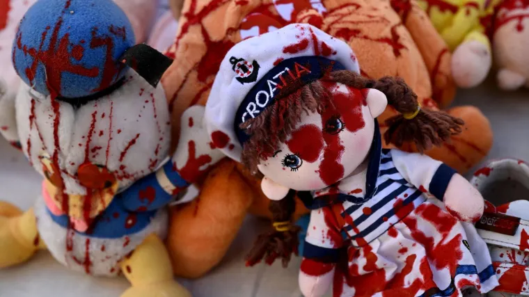 Krvavih ruku s krvavim igračkama stali pred Vladu i pozvali na prekid suradnje s izraelskom kompanijom