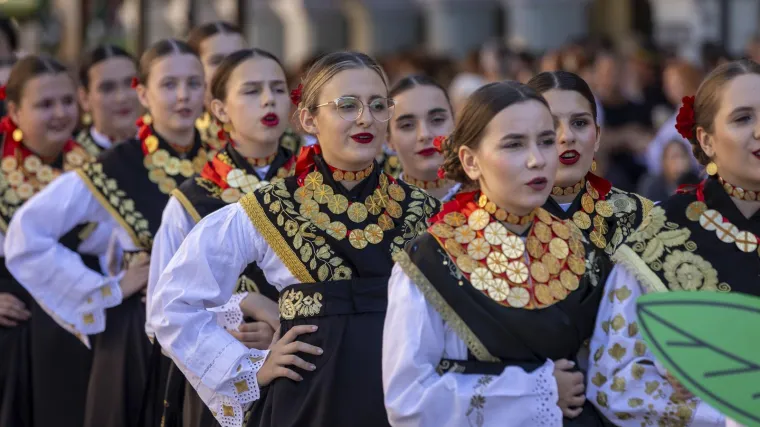Ljepota, mladost i rasko&scaron;ne no&scaron;nje: Bajkoviti prizori s Vinkovačkih jeseni, među krasoticama i Mongolka
