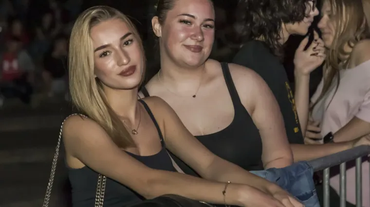 Kakve krasotice! Zbog njih mnogi su i zaboravili koncert: Dvije dame ljepotom zasjenile nastup