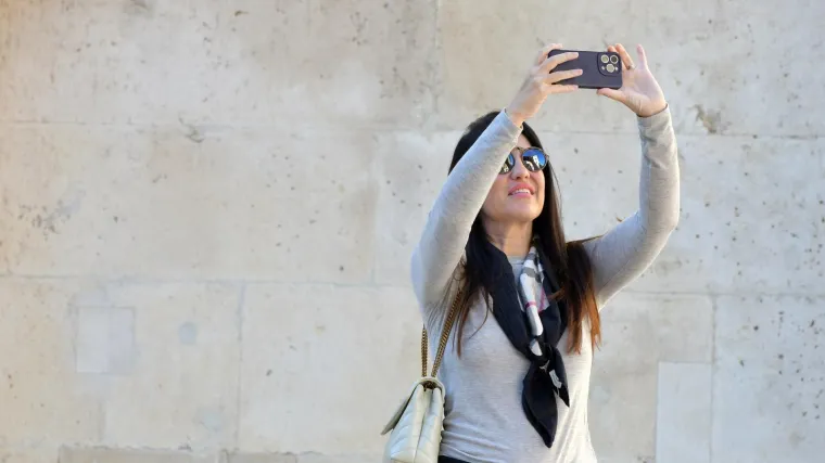 Koketna brineta bila je pravo osvježenje u &Scaron;ibeniku: Nema tko se za njom nije okrenuo