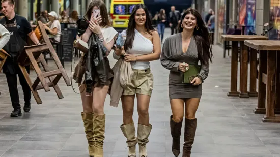 One su lomile srca ove subote: Svi su gledali u tri dame bujnog dekoltea