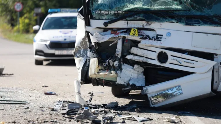 Prizori smrskanog automobila i autobusa pokraj Sinja: U sudaru ozlijeđeno deset putnika
