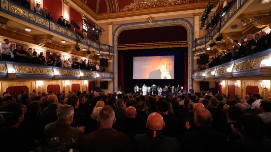 Suze, zagrljaji i ti&scaron;ina: Pogledajte emotivne prizore s komemoracije Halida Be&scaron;lića