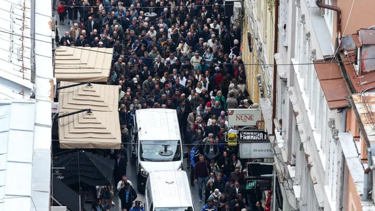 Ovo može samo Halid Be&scaron;lić: I mladi i stari u povorci, prizori s ulica govore vi&scaron;e od riječi