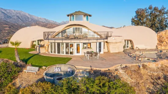 Ova bajkovita kuća izgleda kao ona u kojoj je živjela Obitelj Kremenko, a cijena joj je opaka