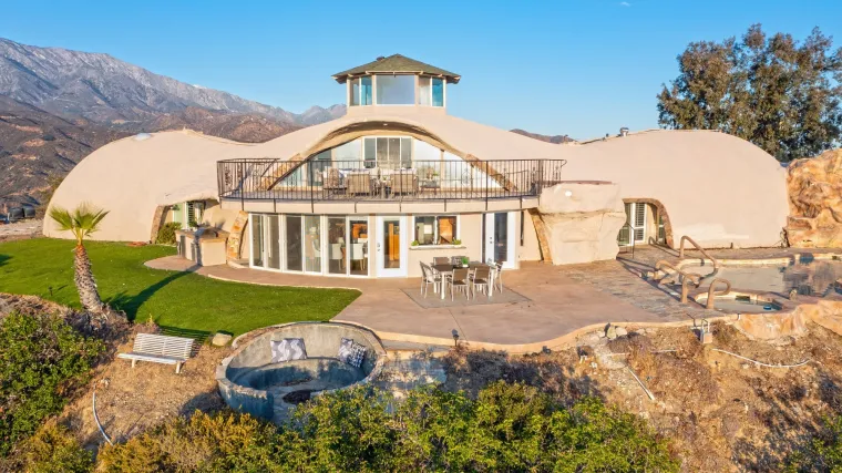 Ova bajkovita kuća izgleda kao ona u kojoj je živjela Obitelj Kremenko, a cijena joj je opaka