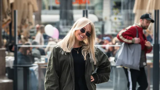 Dama u čipkastim hulahopkama zaustavila vrijeme na &scaron;pici: Svi su gledali u njene duge noge