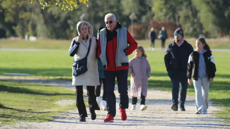 Vedra atmosfera uz Dravu: Pogledajte tko je sve uživao u &scaron;etnji Marinom Prelog