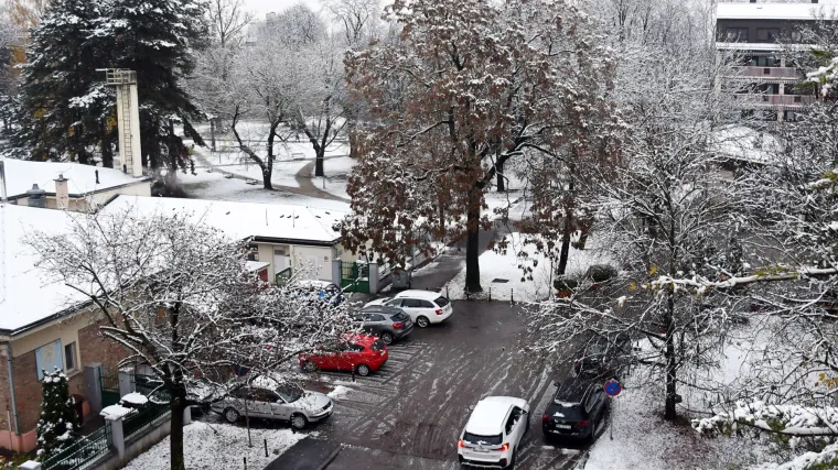 Sisak se probudio u snijegu! Ulice, krovovi i gradski parkovi pod bijelim prekrivačem
