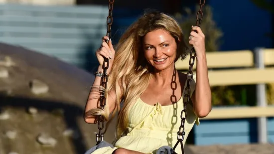 Dugonoga 'ruska bomba' zablistala u žutoj haljini i ukrala pažnju kamere