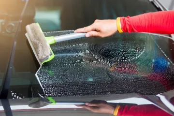 Samo tri sastojka: Napravite kod kuće tekućinu za pranje vjetrobranskog stakla i uštedite