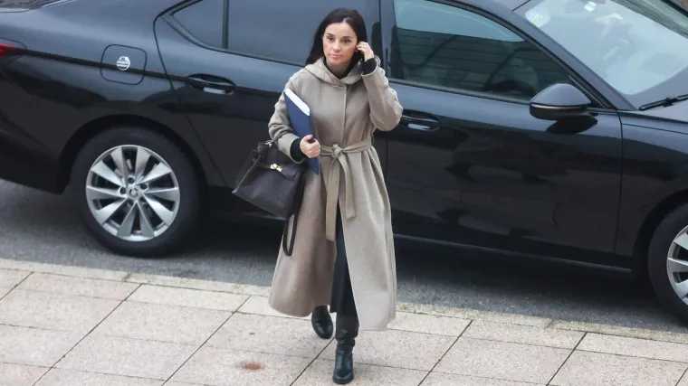 Od bundice na gradili&scaron;tu do kožnjaka: Ovo su najbolja modna izdanja ministrice Vučković