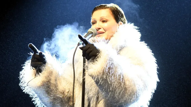 Blagdanska diva u bijelom: Pogledajte kako je Nina Badrić zablistala u Koprivnici