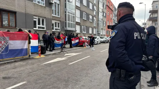 Ovako se prosvjedovalo uz Thompsonove pjesme ispred Toma&scaron;evićevog stana