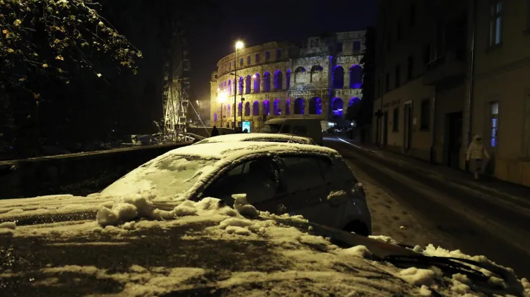 Snijeg u Puli nakon 15 godina! Rijetki prizori odu&scaron;evili građane i turiste
