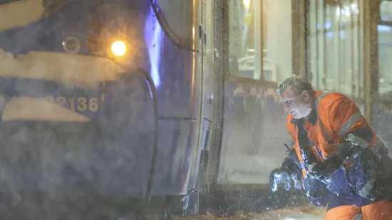 Zbog snijega iskliznulo vi&scaron;e tramvaja u Zagrebu: Pogledajte s čime odmrzavaju tračnice