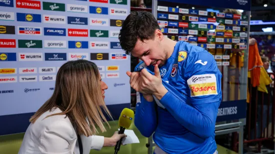 Emotivna fotografija koja je odu&scaron;evila Hrvatsku! Otkrivamo &scaron;to je na&scaron;a novinarka rekla kapetanu u suzama