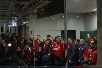 Rukometaše dočekala Thompsonova pjesma, Mirza Džomba šokiran mnoštvom: 'Koliko je sati!?'