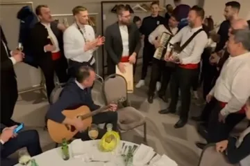 Ovaj čovjek je neodoljiv: Klapa Daguru prepjevala 'Dalmatinac sam', a on uzeo gitaru u ruke i razvalio