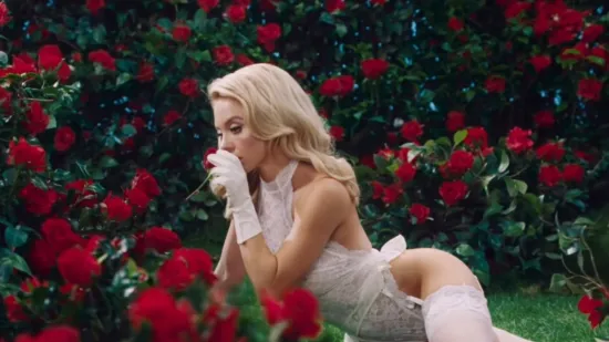 Pogledajte kako je Sydney Sweeney zapalila dru&scaron;tvene mreže u čipkastom donjem rublju među ružama