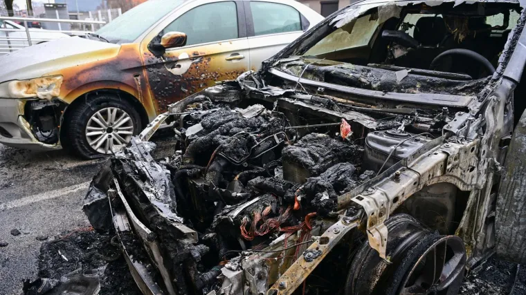 Mercedes u Zagrebu u potpunosti izgorio, vatra gutala i auto pored: Planulo je usred noći