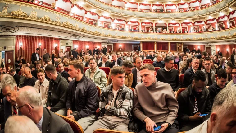 Brojni poznati na pretpremijeri kultne operete posvećene Hajduku: Pogledajte s kim je Livaja