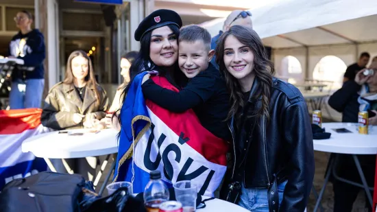 Ljepotice, fanovi, oznake HOS-a i ZDS uoči Thompsonovog koncerta u &Scaron;irokom Brijegu