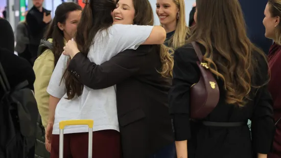 Emotivni prizori i zagrljaji na 'Tuđmanu': Hrvati se vratili kući s Bliskog istoka