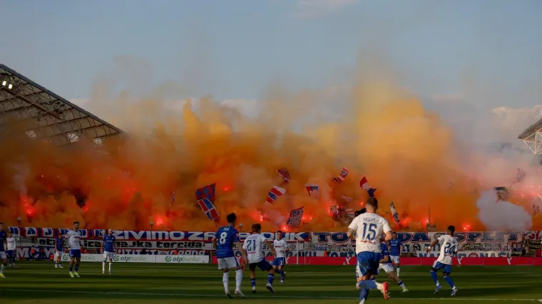 Vatrena atmosfera u najvećem hrvatskom derbiju: Pogledajte kako su se međusobno provocirali navijači