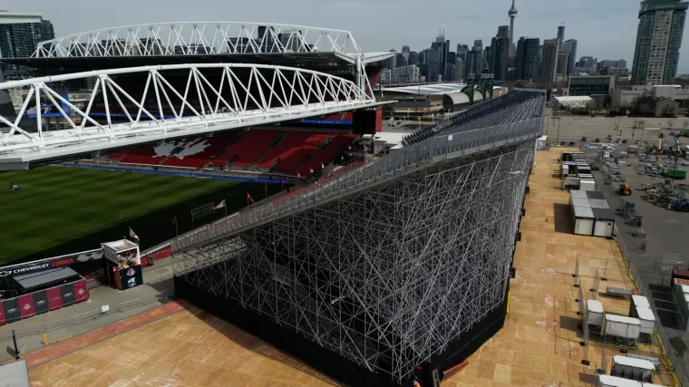 Bože dragi! Je li moguće da će tu igrati Hrvatska? Teren se ne vidi, a tribine su opasne po život