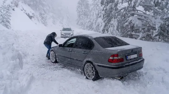 Prizori kaosa iz Like: Napadalo 80 centimetara snijega, automobili zaglavili na cesti