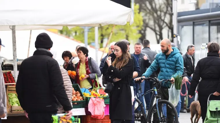 Kakav prizor: Lijepa brineta pro&scaron;etala karlovačkom tržnicom koja uoči Uskrsa vrvi životom
