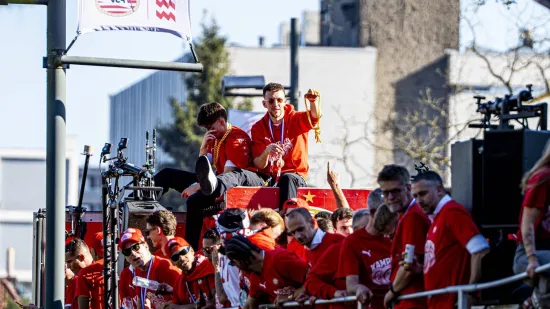 Legendarni Vatreni s pivom u rukama predvodio slavlje tisuće navijača na ulicama